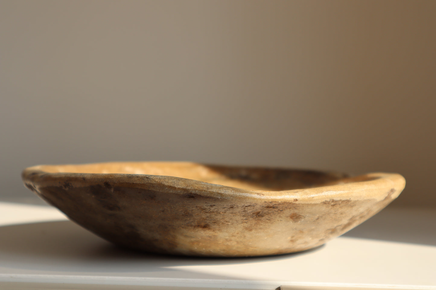 Aged marble bowl - Muse