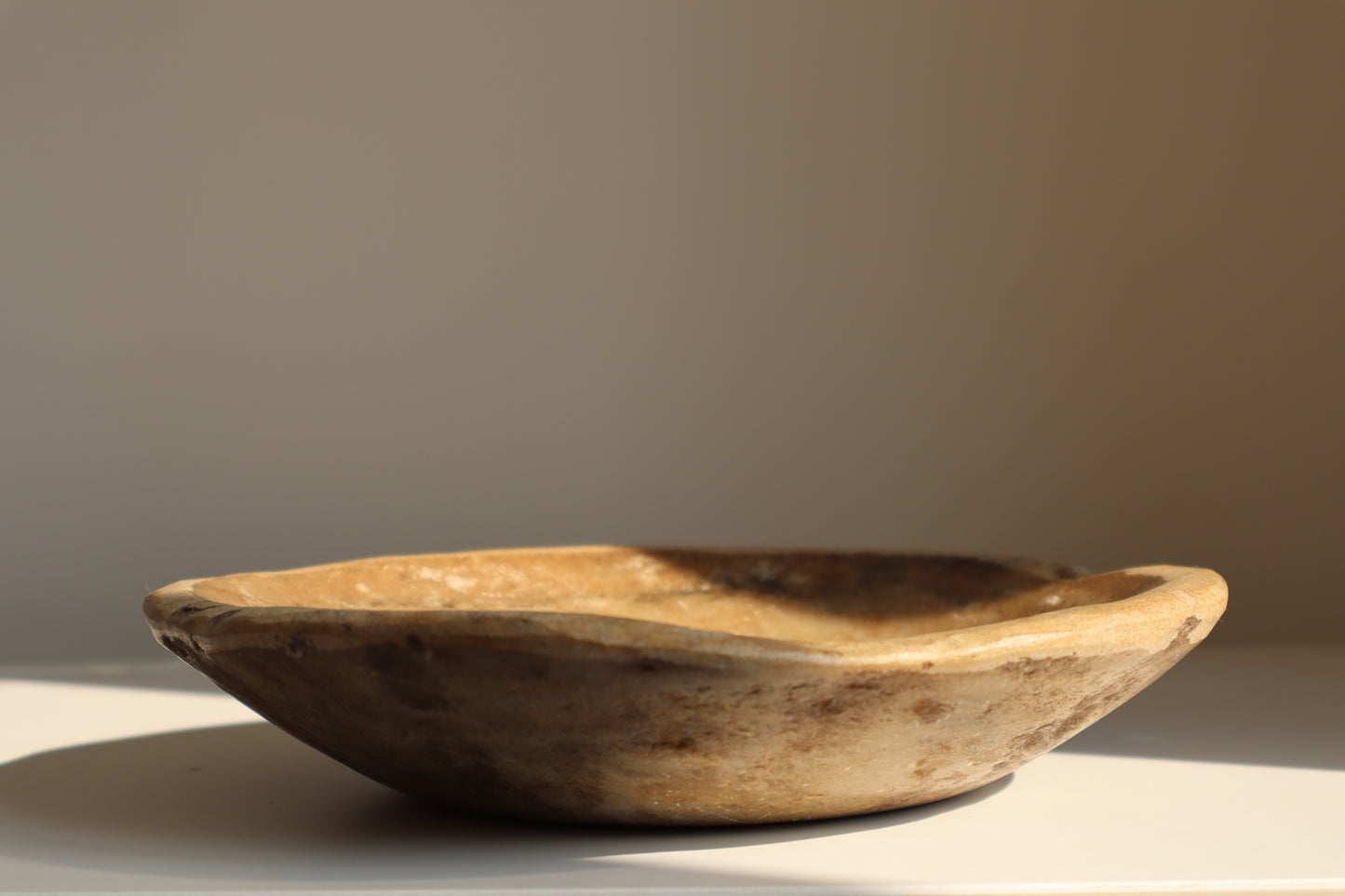 Aged marble bowl - Muse
