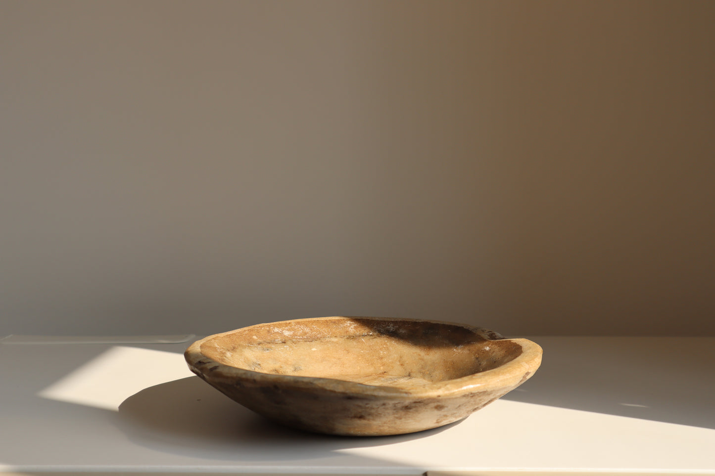Aged marble bowl - Muse