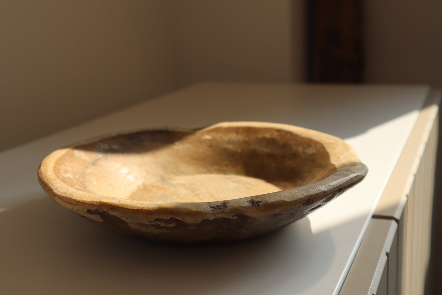 Aged marble bowl - Muse