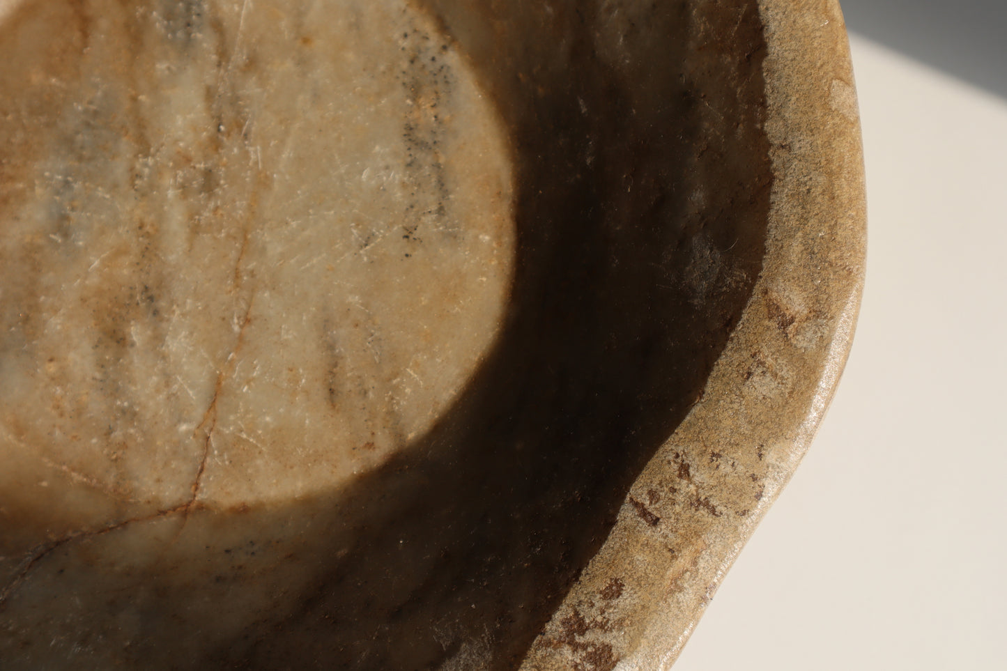 Aged marble bowl - Muse