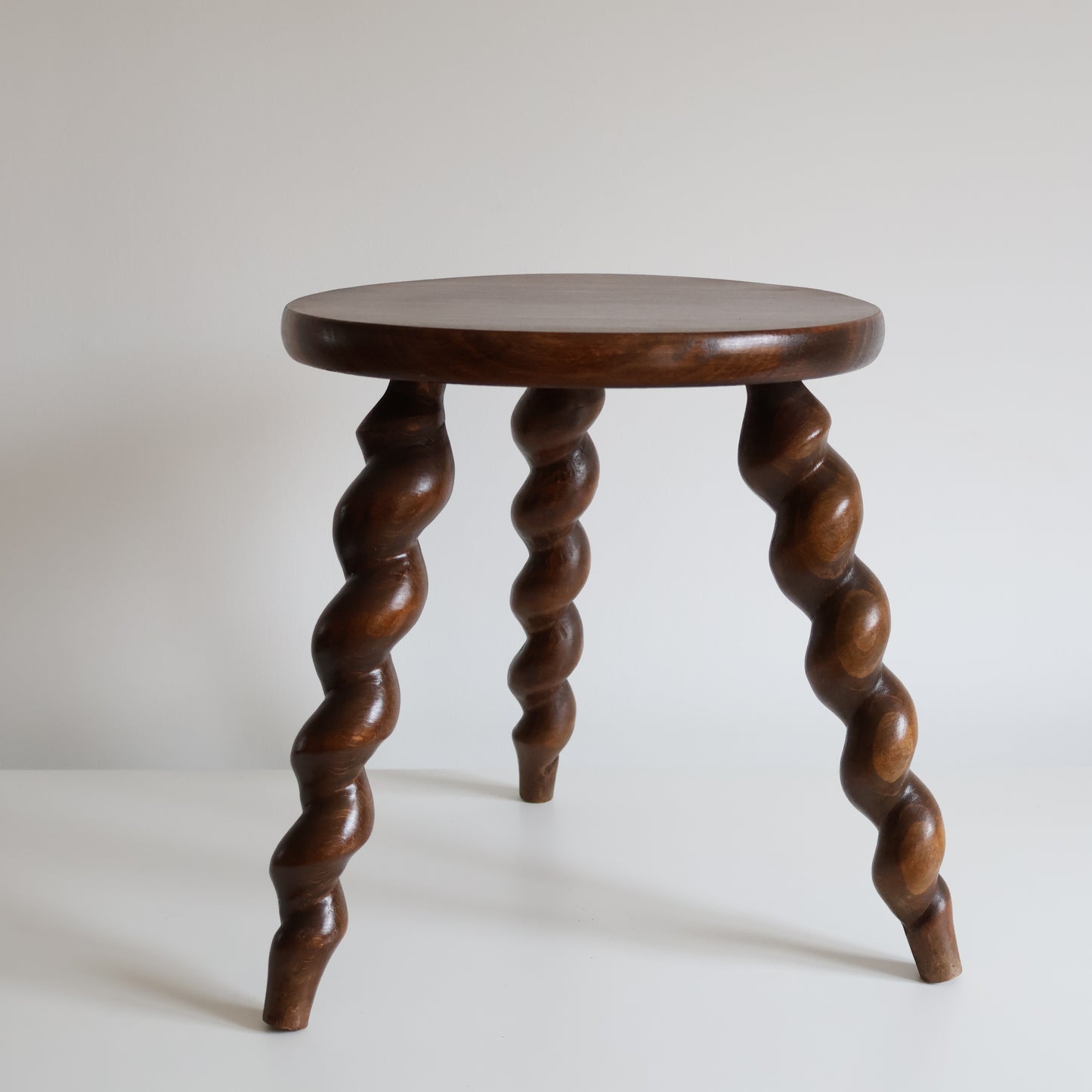 Twist leg stool