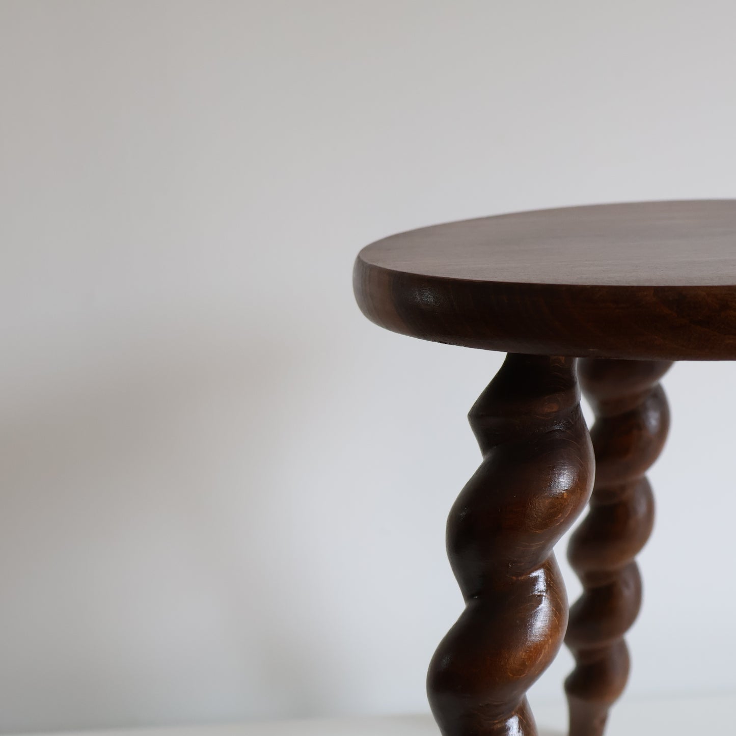 Twist leg stool