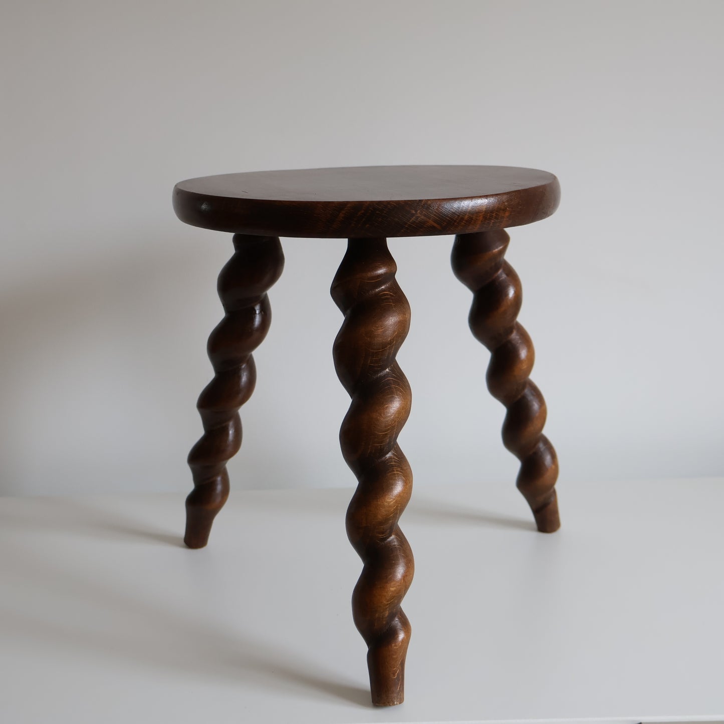 Twist leg stool