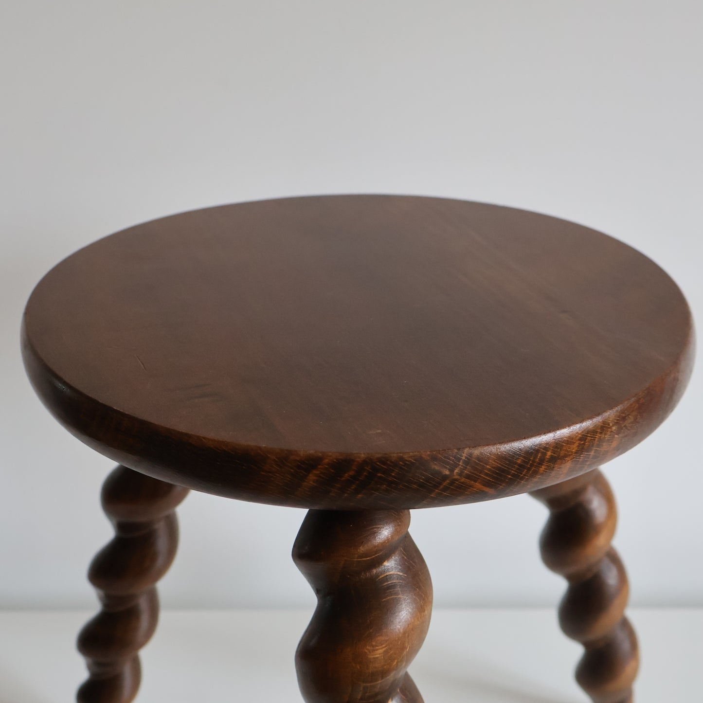 Twist leg stool