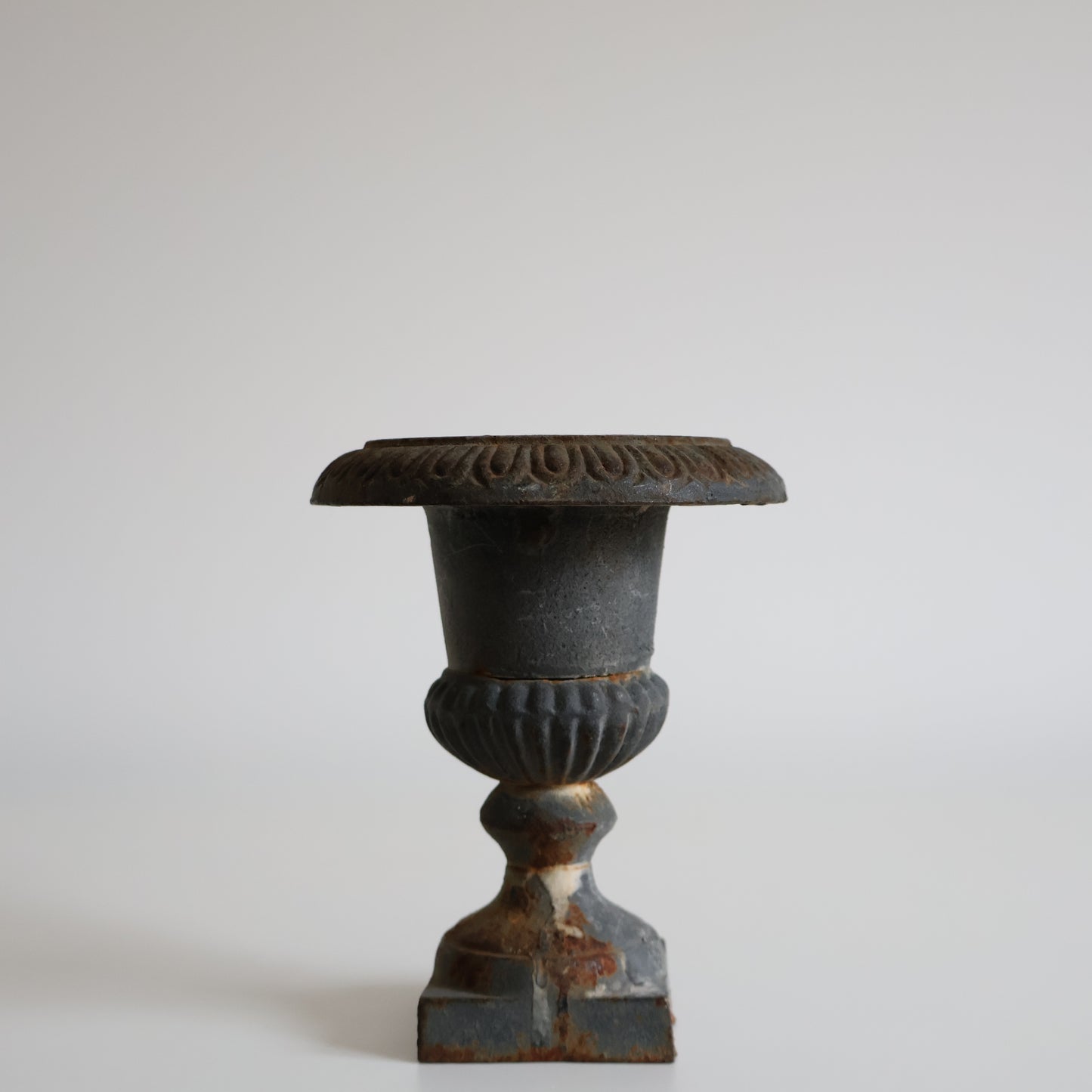 Mini cast iron urn 03