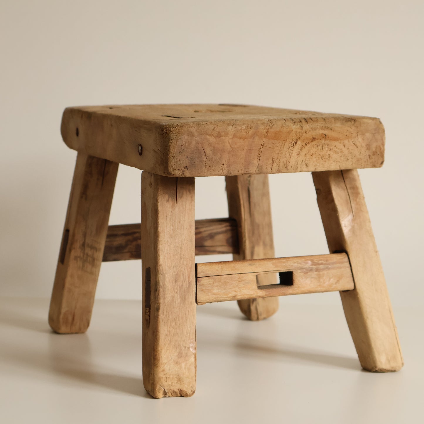 Small elm stool - Leni