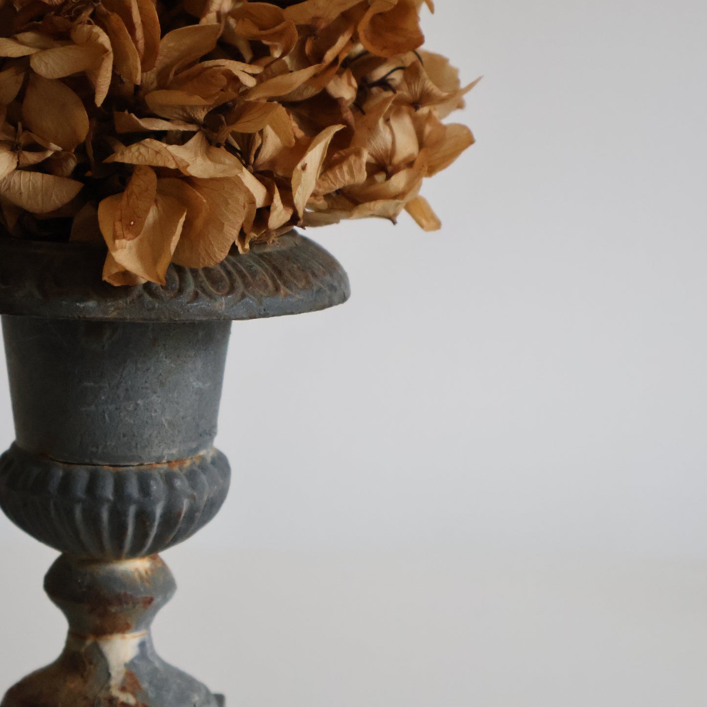 Mini cast iron urn 03