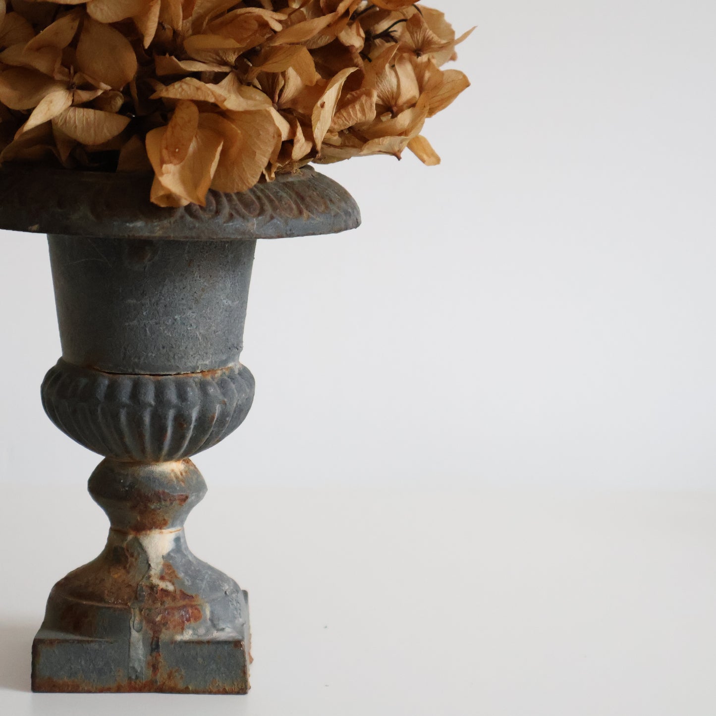 Mini cast iron urn 03