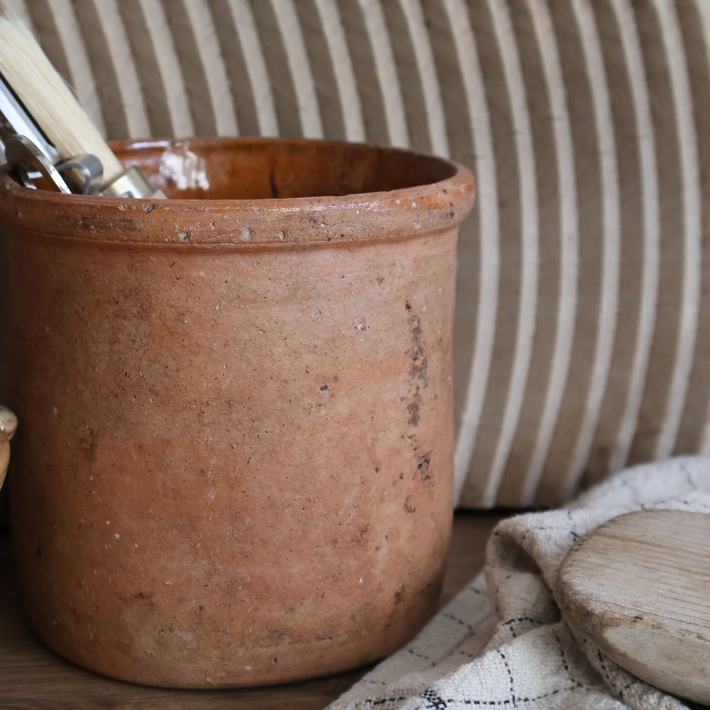 Medium terracotta pot